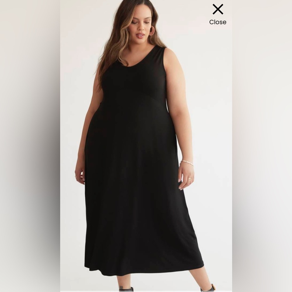 🍸 Elegant Black & super-flattering Sleeveless Maxi Dress.